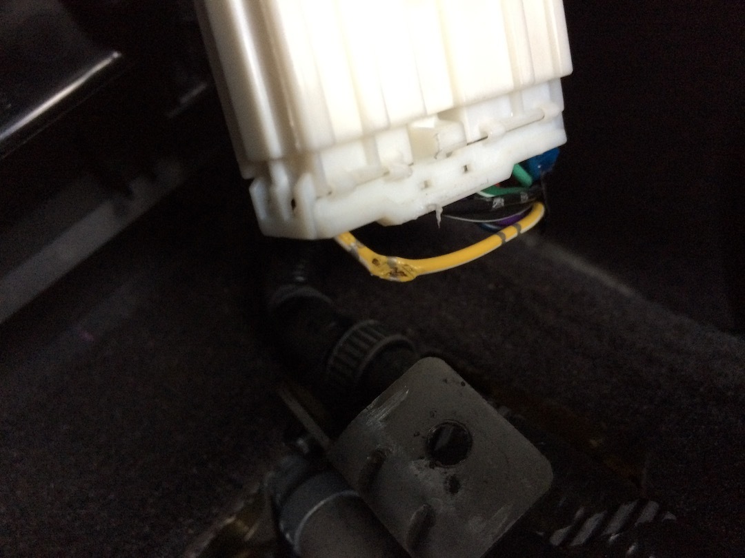 ドアロックとシガーソケットとセンターコンソールシャッターの修理 いまさらレガシィ